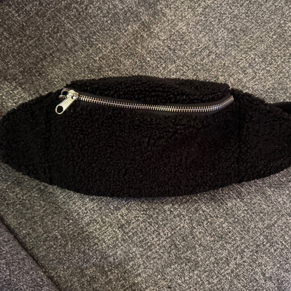 GAP Black Sherpa Belt Bag – Adjustable Strap